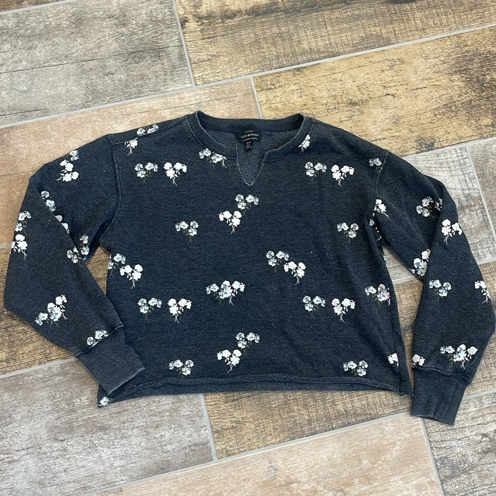 Lucky Brand Long Sleeve Cropped Floral Gray Sweater Size XS Relaxed Fit